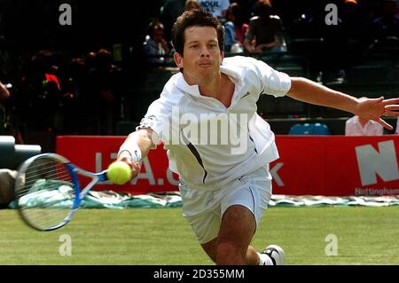 Tim Henman, en Grande-Bretagne, contre Dmitry Tursunov, en Russie, lors de l'Open de Nottingham au centre de tennis de la ville de Nottingham. Banque D'Images