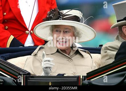 La reine Elizabeth II de Grande-Bretagne arrive en calèche à Royal Ascot le troisième jour de course, connu sous le nom de Ladies Day, à l'hippodrome de Berkshire. Banque D'Images