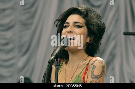 Amy Winehouse se produit sur la Pyramid Stage au Glastonbury Festival 2007 de Carry Farm à Pilton, Somerset. Banque D'Images