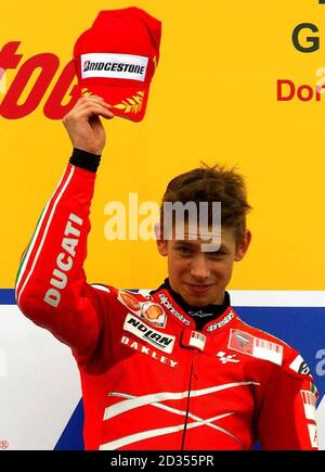 Casey Stoner, pilote de moto GP Ducati en Australie, célèbre sa victoire au GP moto de Donington Park, à Castle Donington. Banque D'Images