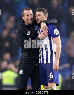 Graham Potter, directeur de Brighton et Hove Albion (à gauche) et Dale Stephens ont été les vedettes après le coup de sifflet final du match de la Premier League au stade AMEX, à Brighton. Banque D'Images