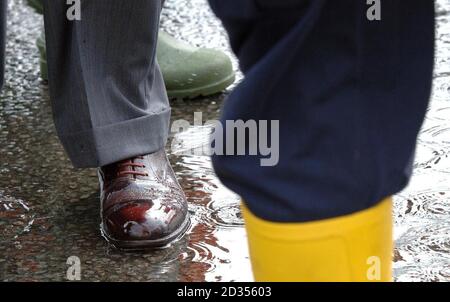 La chaussure Prince of Wales est montrée dans les inondations à Toll Bar près de Doncaster aujourd'hui où il a été emmené par canot dans les parties les plus touchées du village inondé. Banque D'Images