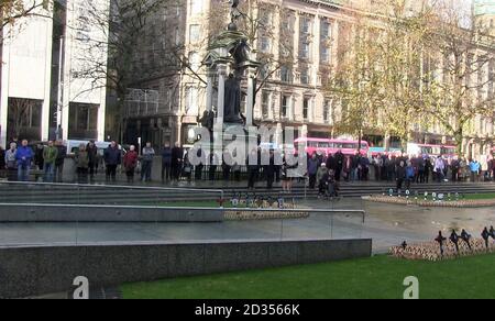 Les gens se rassemblent pour observer un silence pour marquer le jour de l'armistice, l'anniversaire de la fin de la première Guerre mondiale, devant l'hôtel de ville de Belfast. Banque D'Images