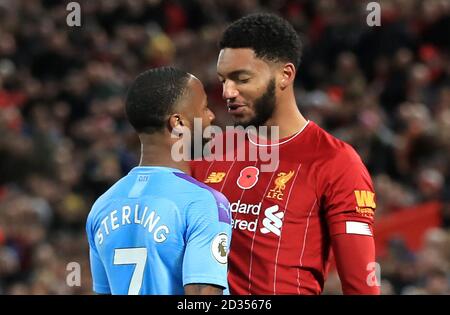 Le centre de Liverpool, Joe Gomez (à droite) et Manchester City's Raheem Sterling clash pendant le premier match de championnat à Anfield, Liverpool. Banque D'Images