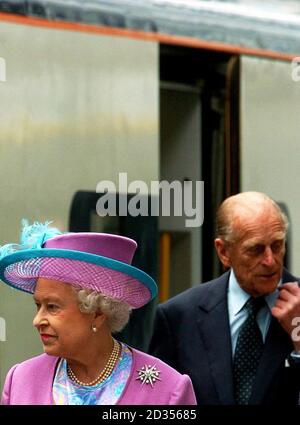 La reine Elizabeth II de Grande-Bretagne et le duc d'Édimbourg quittent la gare de Waterloo, Londres, sur l'Eurostar pour un engagement officiel à Bruxelles, Belgique. Banque D'Images