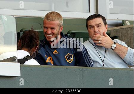 David Beckham DE LA Galaxy est assis avec son Manager personnel Terry Burn (à droite) alors qu'il a mis sa cheville dans la glace lors d'un match amical au Home Depot Center de Los Angeles, aux États-Unis. Banque D'Images