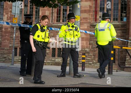 Les policiers des West Midlands au cordon d'un grave Assaut sur les marchés extérieurs du Bull Ring du centre-ville de Birmingham Banque D'Images