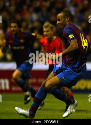 Thierry Henry, de Barcelone, a obtenu des scores lors du match amical d'avant-saison au parc Tannadice, à Dundee. Banque D'Images