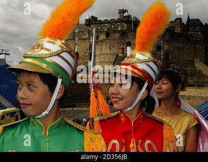 Les premières filles de Taipei Senior High School Guard & Drum corps visitent le château d'Édimbourg pour la première fois avant leur performance au Edinburgh Tattoo, dans sa 58e année et se déroule du 3 au 25 août. APPUYEZ SUR ASSOCIATION photo. Date de la photo : vendredi 27 juillet 2007. Les organisateurs du 58e Tattoo militaire d'Édimbourg ont dévoilé aujourd'hui leur ligne pour l'événement de cette année. Des centaines de musiciens, de danseurs et de motards se produisent le mois prochain sur fond spectaculaire du château d'Édimbourg. Voir PA Story SCOTLAND Tattoo. Le crédit photo devrait se lire comme suit : David Cheskin/PA Wire Banque D'Images