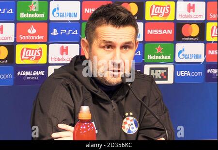 Screengrab tiré de PA Video de l'entraîneur de Dinamo Zagreb Nenad Bjelica lors de la conférence de presse au stade Maksimir à Zagreb. Banque D'Images