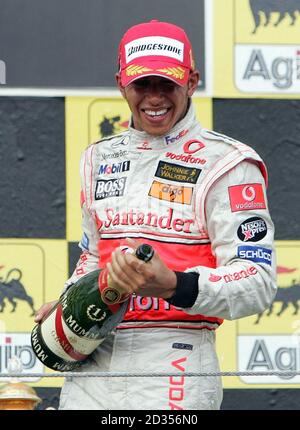 Lewis Hamilton, pilote McLaren Mercedes de Grande-Bretagne, célèbre sa victoire au Grand Prix de Hongrie sur le circuit Hungaroring, près de Budapest, en Hongrie. Banque D'Images