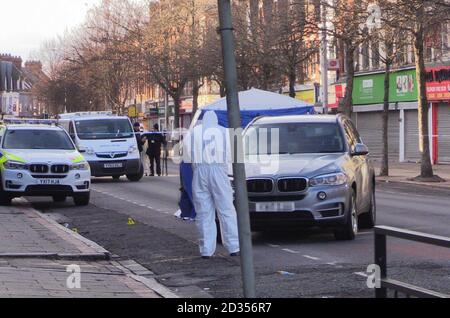 Veuillez NOTER QUE LES ÉDITEURS L'éclaireur de PLAQUE A ÉTÉ PIXELISÉES PAR PA PHOTO 24 agents de police forensic assister à la scène à Hessle Road, Hull, après qu'un homme a été laissé dans un état critique à l'hôpital après qu'il a été abattu par la police. Banque D'Images