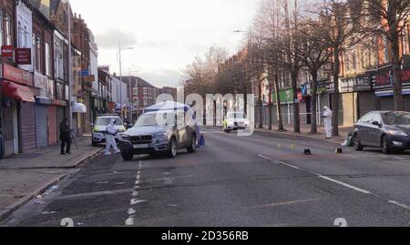 Veuillez NOTER QUE LES ÉDITEURS L'éclaireur de PLAQUE A ÉTÉ PIXELISÉES PAR PA PHOTO 24 agents de police forensic assister à la scène à Hessle Road, Hull, après qu'un homme a été laissé dans un état critique à l'hôpital après qu'il a été abattu par la police. Banque D'Images