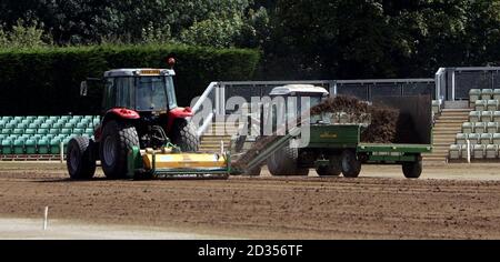 La surface de la nouvelle route du Worcestershire Cricket Club est labourée pour être réparée après des inondations intenses au cours de cet été. Banque D'Images