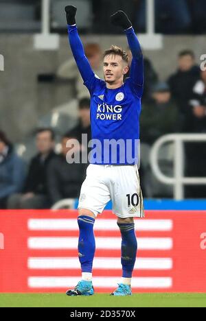 James Maddison, de Leicester City, célèbre le deuxième but de sa partie lors du match de la Premier League à St James' Park, Newcastle. Banque D'Images