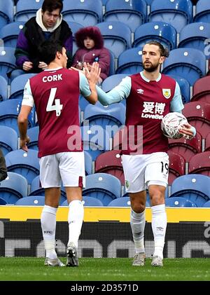 Jay Rodriguez (à droite) de Burnley célèbre le premier but de son côté du match lors du troisième tour de la coupe FA à Turf Moor, Burnley. Banque D'Images