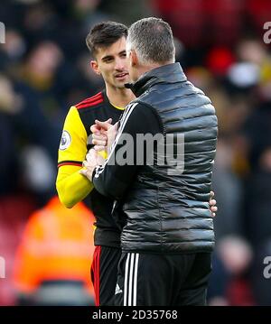 Ignacio Pussetto de Watford (à gauche) et Nigel Pearson, le directeur de Watford, se secouent après le coup de sifflet final du match de la première ligue à Vicarage Road, Londres. Banque D'Images