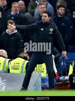 Mikel Arteta, responsable d'Arsenal, fait des gestes sur le touchline lors du match de la Premier League à Stamford Bridge, Londres. Banque D'Images