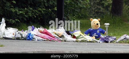 Des fleurs et des jouets sont laissés sur place à Croxteth, à Liverpool, où Rhys Jones, 11 ans, a été abattu mercredi soir. Banque D'Images