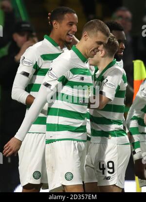 Christopher Jullien (à gauche) du Celtic célèbre son deuxième but lors du match de football écossais Ladbrokes au Celtic Park, Glasgow. Banque D'Images