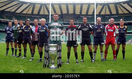 Capitaines d'équipe sur le terrain à Twickenham (de gauche à droite) Dean Schofield sale Sharks, Bob Casey London Irish, John Hart London Wasps, Pat Sanderson Worcester Warriors, Paul Volley Harlequins, Alex Crockett Bath Rugby, Owen Finnegan Leicester Tigers, Neil de Kock Saracens, Phil Falcester Newcastle, Matt Dowcons, Pete Buxton Gloucester, Stuart Hooper Leeds lors du lancement de la saison 2007/8 de Guinness Premiership à Twickenham. Banque D'Images