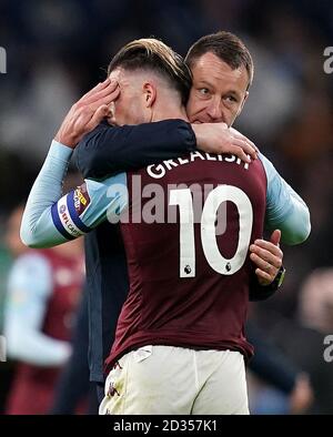 Le Jack Grealih d'Aston Villa est consolé par le directeur adjoint John Terry lors de la finale de la coupe Carabao au stade Wembley, à Londres. Banque D'Images