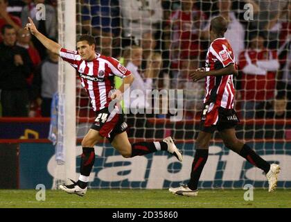 Billy Sharp (à gauche), de Sheffield United, célèbre son deuxième but lors du match de la coupe de Carling lors du troisième tour à Bramhall Lane, Sheffield. Banque D'Images