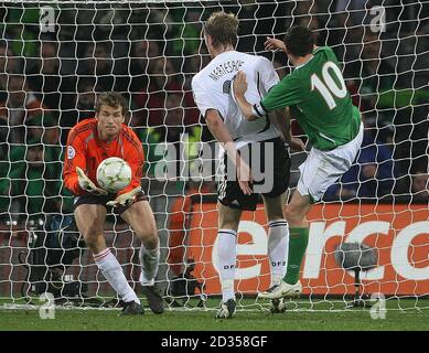 Jens Lehmann (à gauche) d'Allemagne enregistre un tir de Robbie keane (à droite) de la République d'Irlande lors du match de qualification de l'UEFA European Championship à Croke Park, Dublin. Banque D'Images