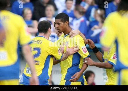 Jermaine Beckford de LEED's United célèbre ses scores contre Carlisle United avec ses coéquipiers lors du match de football de Coca-Cola League One à Brunton Park, Carlisle. Banque D'Images