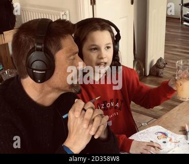 Capture d'écran tirée de la vidéo Youtube de #commentariatome du commentateur de cricket Mark Church et sa fille Isabelle.PA photo Date: Dimanche 29 mars 2020.Un commentateur de cricket a formé sa fille dans sa forme artistique dans le cadre de son homeschooling, dans des vidéos qui attirent les éloges de la communauté sportive.Voir l'histoire de PA: Sport coronavirus Commentaire.Le crédit photo devrait se lire : #commentariatome/PA Wire Banque D'Images