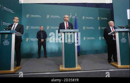 (De gauche à droite) John Paul Phelan, ministre d'État au ministère du logement, de l'aménagement du territoire et des gouvernements locaux, Tanaiste et ministre des Affaires étrangères, Simon Coveney, et Michael Ring, ministre du développement rural et communautaire, s'exprimant dans les bâtiments gouvernementaux, Dublin, Comme il informe les médias sur les dernières mesures que les ministères gouvernementaux ont présentées en réponse à Covid-19. Photo Leon Farrell Photocall Irlande. Banque D'Images