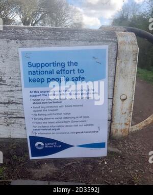 Un panneau sur un tronçon du canal de Worcester et Birmingham, près de Tardebigge, Worcestershire comme le canal et River Trust ont commencé à mettre en place des panneaux avertissant les gens de limiter l'utilisation des chemins de remorquage de canal et ont eu égard à la distanciation sociale. Banque D'Images