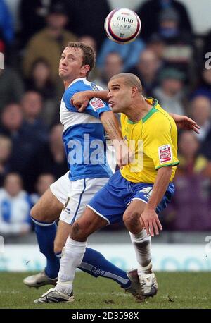 Sean Rigg, joueur de Bristol Rovers, et Marcus Bignot, de Millwall, en action lors du match de la Coca-Cola football League One au Memorial Stadium de Bristol. Banque D'Images