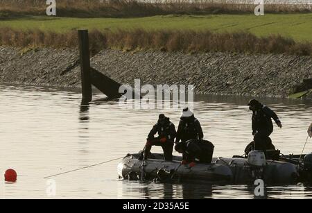 Des plongeurs de police sur la rivière Clyde où la recherche se poursuit pour le skipper manquant du remorqueur, le Flying Phantom, qui a chaviré dans un brouillard épais la semaine dernière. Banque D'Images