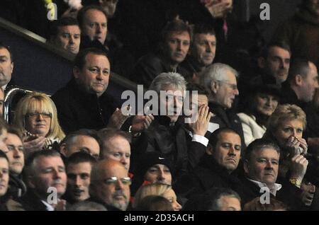 Kevin Keegan, gérant de New Newcastle United, s'entretient avec le président Mike Ashley lors du match de répétition de la troisième ronde de la coupe FA à St James' Park, Newcastle. Banque D'Images