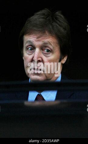 Sir Paul McCartney quitte la haute Cour où il poursuit la procédure de règlement de divorce avec Heather Mills. Banque D'Images