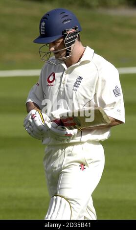 Andrew Strauss, d'Angleterre, revient au pavillon après avoir obtenu 5 courses pendant le match à l'Université Oval, à l'Université Otago, en Nouvelle-Zélande. Banque D'Images