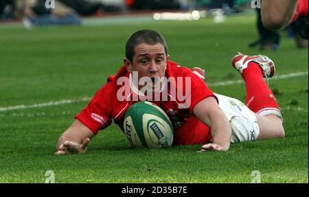 Wales Shane Williams célèbre son essai contre l'Irlande lors du match des RBS 6 Nations à Croke Park, Dublin. Banque D'Images