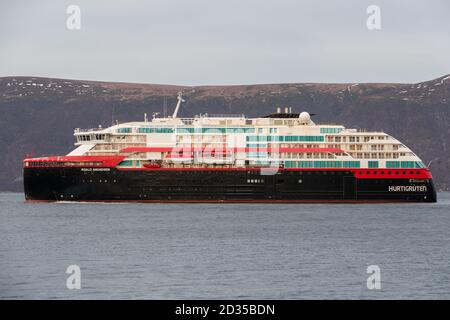 ULSTEINVIK, NORVÈGE - 2019 FÉVRIER. Vue latérale de Roald Amundsen après l'essai des navires dans les fjords de Norvège. Banque D'Images