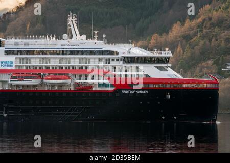 ULSTEINVIK, NORVÈGE - 2019 NOVEMBRE 23. Mme Fridtjof Nansen naviguant dans le fjord. C'est le deuxième du nouveau navire d'expédition hybride de Hurtigruten Banque D'Images