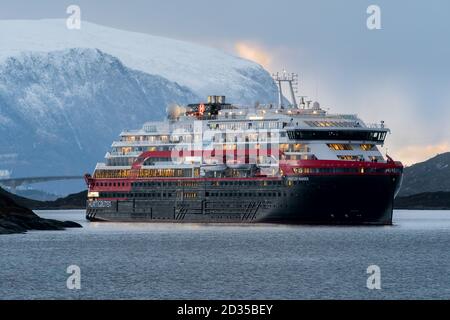 ULSTEINVIK, NORVÈGE - 2020 FÉVRIER 04. Le deuxième de la nouvelle expédition hybride de Hurtigruten navires MS Fridtjof Nansen quittant Ulsteinvik à Kleven Banque D'Images