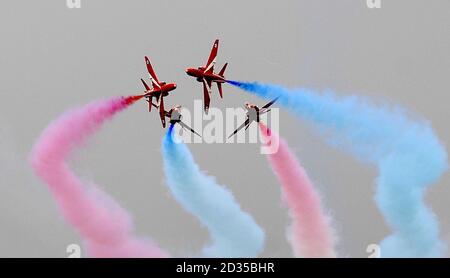 Les flèches rouges effectuent leur première pratique d'exposition de 2008 dans le ciel au-dessus de leur base de RAF Scampton dans le Lincolnshire. Banque D'Images