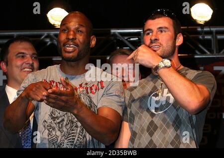 Joe Calzaghe (à droite) en Grande-Bretagne avec Bernard Hopkins aux États-Unis lors d'une conférence de presse à l'hôtel Planet Hollywood de Las Vegas, aux États-Unis. Banque D'Images