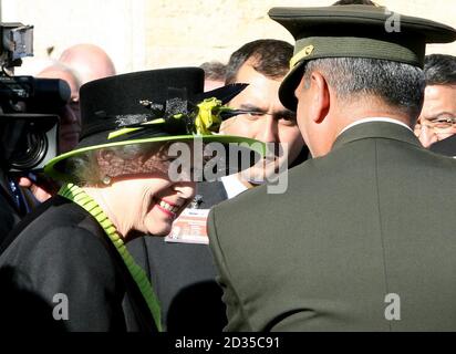 La reine Elizabeth II reçoit des cadeaux à la suite d'une visite à Anitkabir, pour le mémorial à Mustafa Kemal Ataturk, le premier président de la République de Turquie, dans le cadre de leur visite d'État en Turquie. Banque D'Images