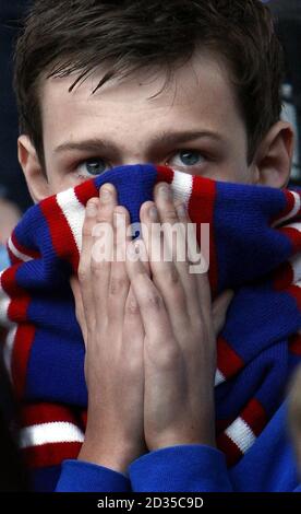 Les fans des Rangers regardent la finale de la coupe UEFA entre les Rangers et Zenit St Petersburg sur grand écran au stade Ibrox, à Glasgow. Banque D'Images