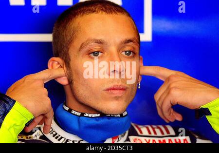 Valentino Rossi de Yamaha dans les fosses lors d'une séance d'entraînement au parc Donnington. Banque D'Images