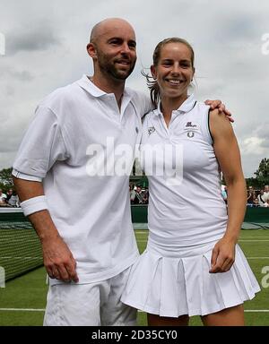 Jamie Delgado et Katie O'Brien, en Grande-Bretagne, célèbrent leur victoire dans leur double match lors des championnats de Wimbledon 2008 au All England tennis Club de Wimbledon. Banque D'Images