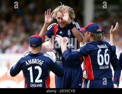 Stuart Broad, en Angleterre, célèbre le cricket de Ross Taylor, en Nouvelle-Zélande, avec Tim Ambrose (à gauche) lors de la NatWest Series One Day International à Lord's, Londres. Banque D'Images