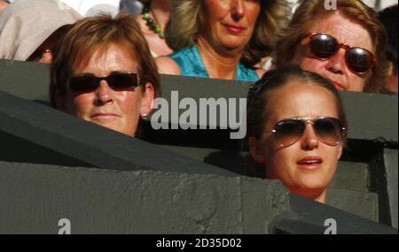 Andy Murray's Mum, Judy (à gauche) avec sa copine Kim Sears pendant qu'ils le regardent en action sur Center court pendant les championnats de Wimbledon 2008 au All England tennis Club à Wimbledon. Banque D'Images