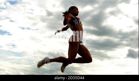 Jade Johnson pendant le long saut féminin pendant les épreuves olympiques de l'Union de Norwich et les championnats du Royaume-Uni au stade Alexander de Birmingham. Banque D'Images